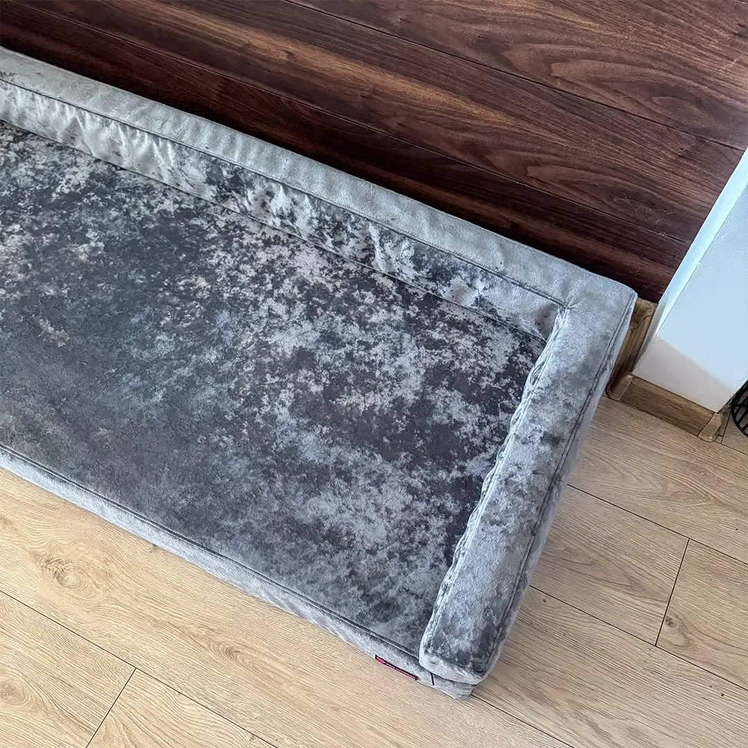 szara sofa ortopedyczna dla psa firmy Psia wygoda w salonie