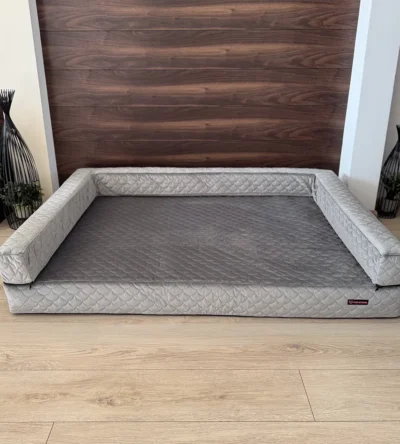 szara sofa ortopedyczna dla psa marki Psia Wygoda z pikowanej tkaniny w salonie
