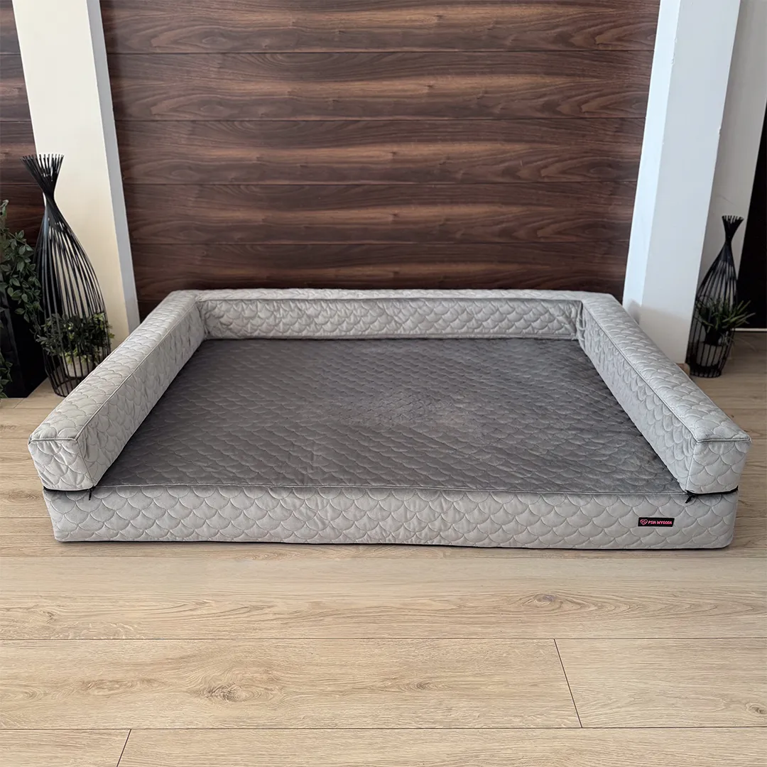 szara sofa ortopedyczna dla psa marki Psia Wygoda z pikowanej tkaniny w salonie