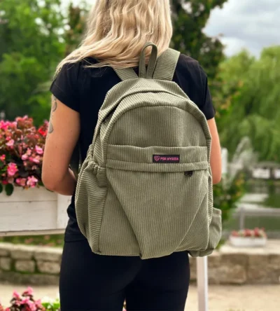 kobieta o blond włosach z plecakiem sztruksowym w kolorze zielonym marki Psia wygoda na plecach
