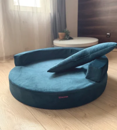 niebieska sofa ortopedyczna w kształcie koła firmy Psia wygoda