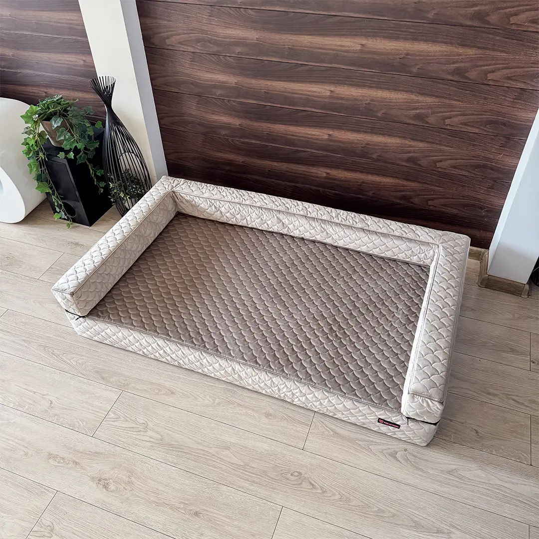jasnobrązowa, pikowana sofa dla psa z trzema bokami marki Psia Wygoda w salonie