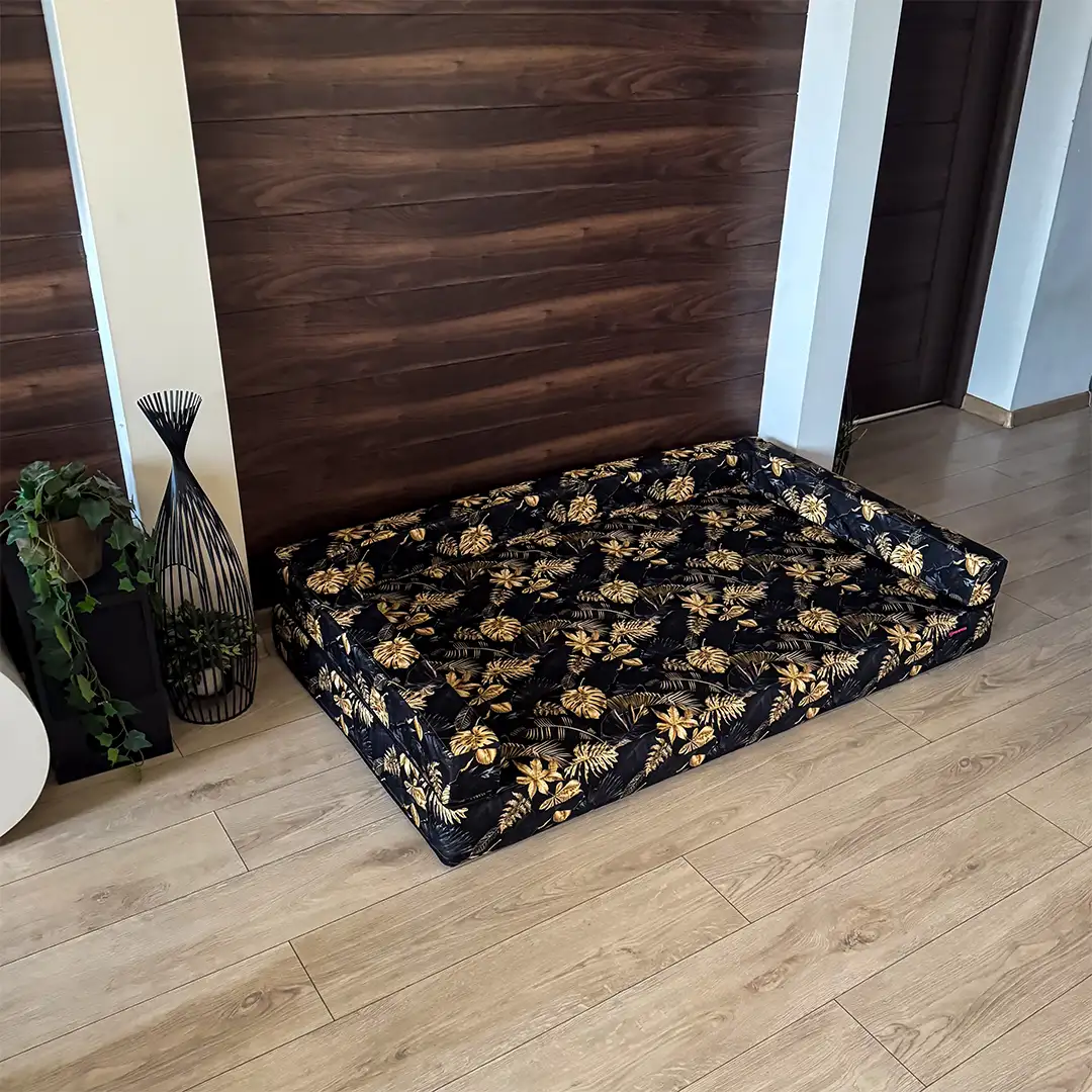 duża sofa ortopedyczna dla psa we wzór złote kwiaty marki Psia Wygoda w salonie