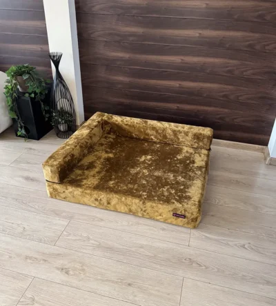 złota, welurowa sofa orto plus dla psa marki Psia Wygoda w salonie