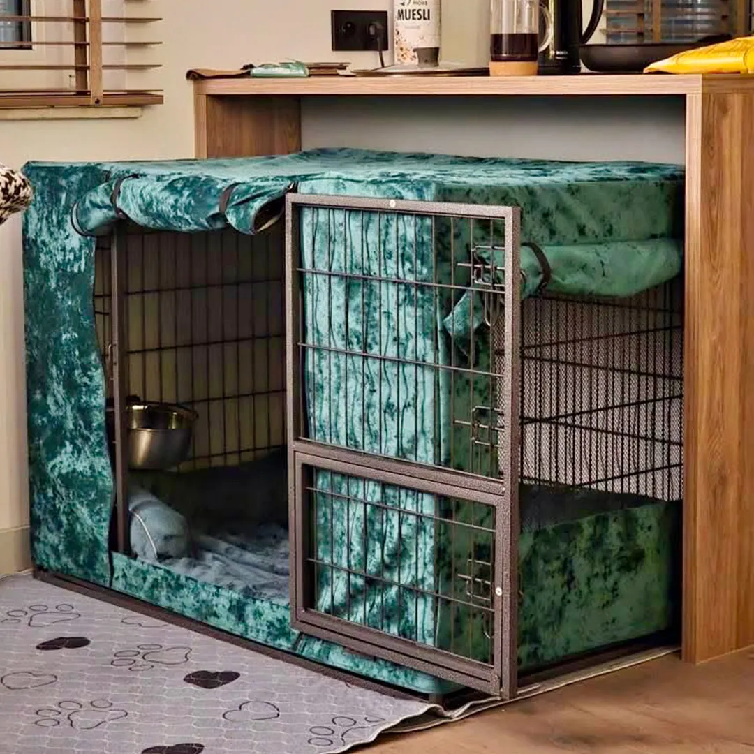 Klatka dla psa osłonięta zielonym pokrowcem na kennel marki Psia Wygoda